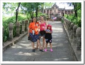 Mother and her two daughters before a pagoda