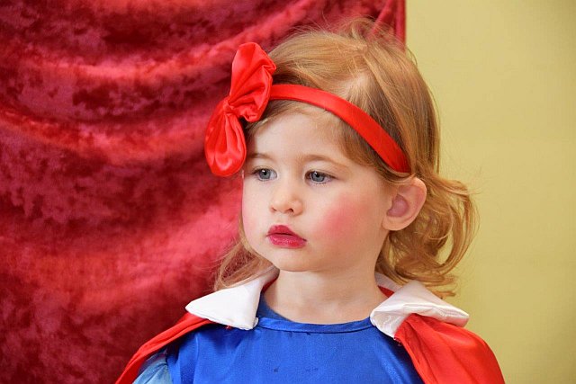 Little girls dressed as snow white