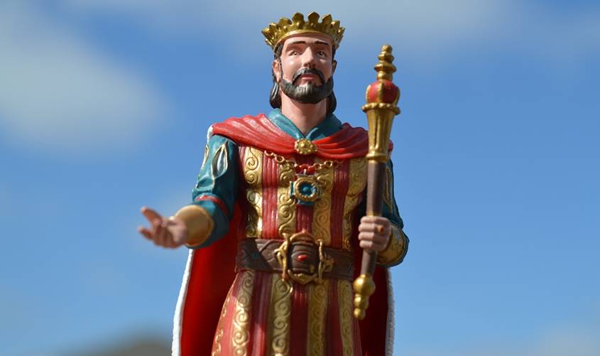 A statue of a king