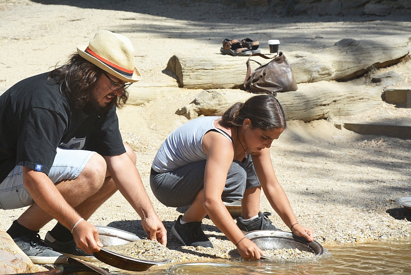 Tsoof and Noff panning for gold